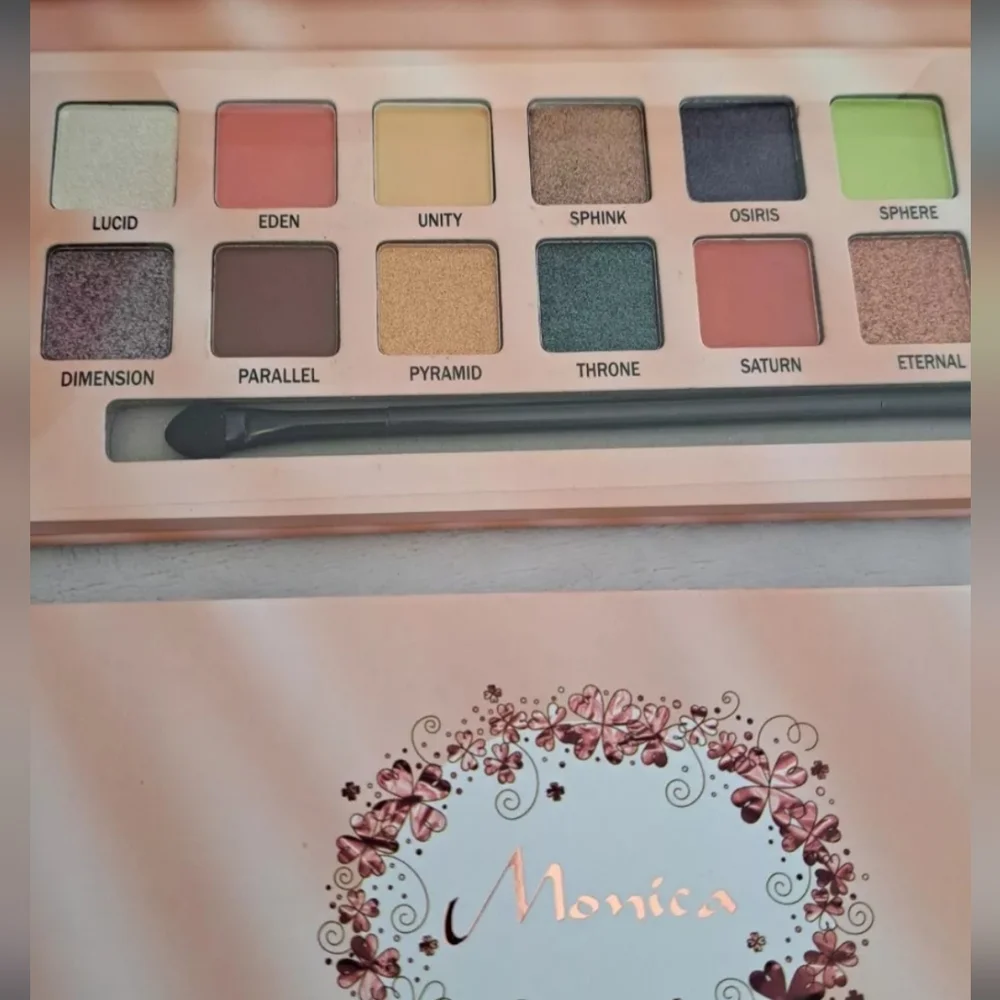Monica Eyeshadow Palette 12 Shades Matte & Metallic Regular Size